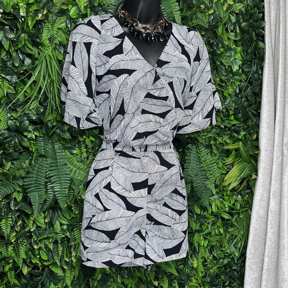 LOFT Romper Women 4P Black White Fern Floral Shorts Jumpsuit Flutter Sleeve 2193 - Picture 3 of 13